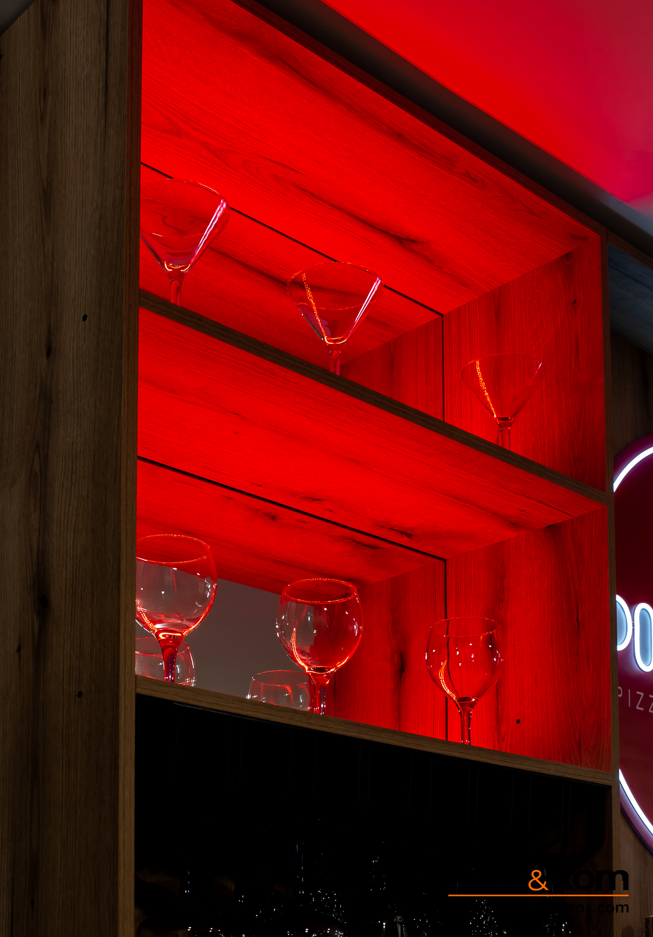 Botellero iluminado con luces led rojas. Pizzería